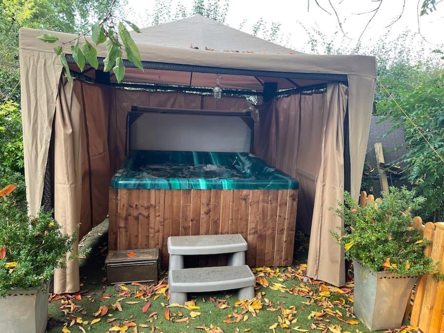 The Big Cosy Boudoir Bed + Hot Tub Apartment Harvington Ngoại thất bức ảnh