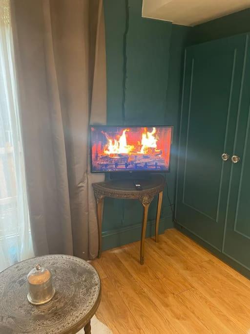 The Big Cosy Boudoir Bed + Hot Tub Apartment Harvington Ngoại thất bức ảnh