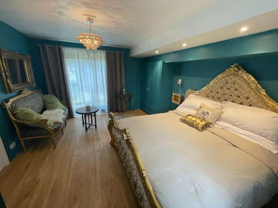 The Big Cosy Boudoir Bed + Hot Tub Apartment Harvington Ngoại thất bức ảnh