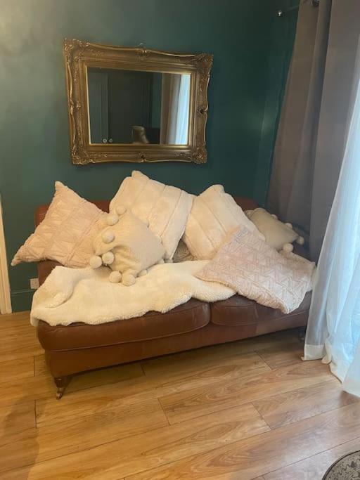 The Big Cosy Boudoir Bed + Hot Tub Apartment Harvington Ngoại thất bức ảnh